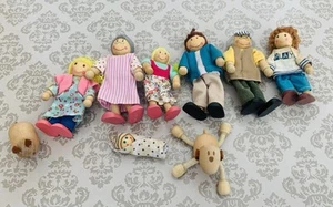 Wooden Posable People And Pets Dolls Figures For Dolls House B8 - Imagen 1 de 3