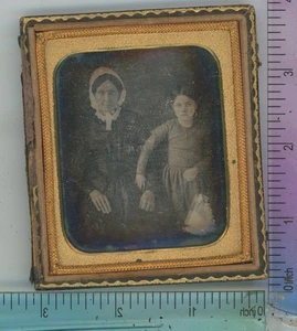 Frau trägt Haube mit jungem Mädchen halbes Etui Daguerreotypie um 1845 - Bild 1 von 2
