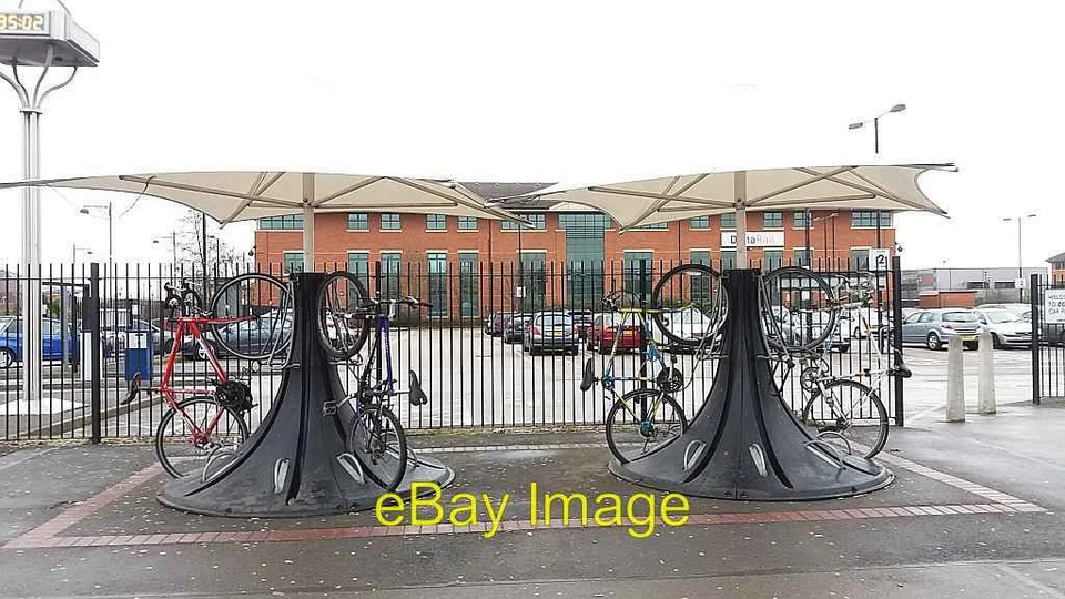 Foto 6x4 Fahrradladen am Bahnhof Derby A modern, platzsparend des c2016 - Bild 1 von 1