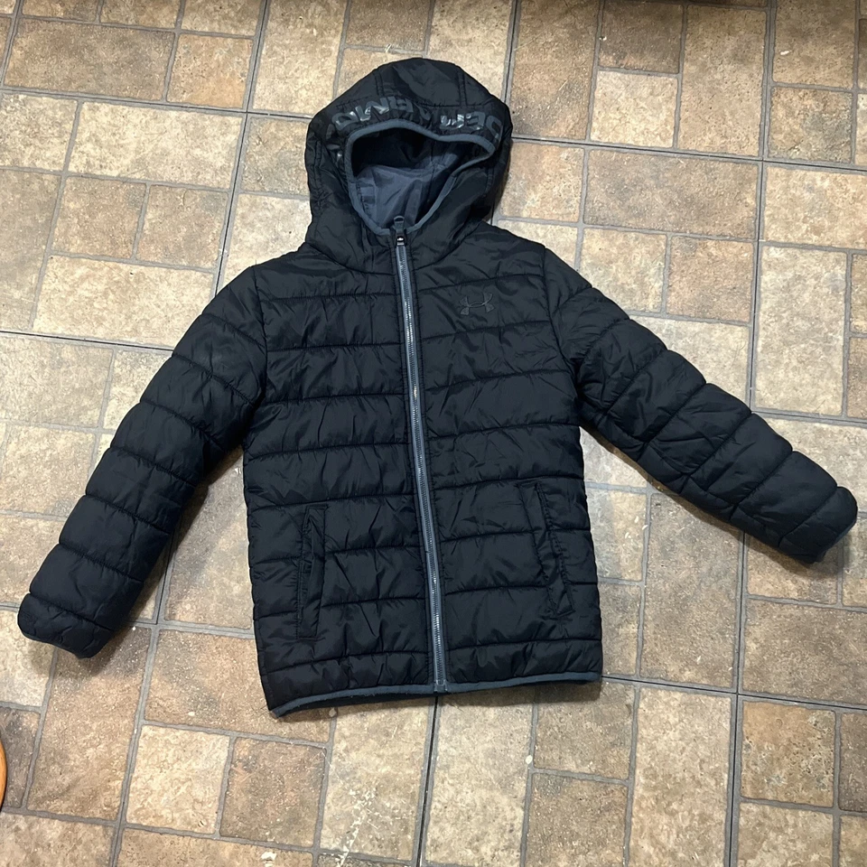 Under Armour Niños Tormenta Invierno Puffer Chaqueta Con Capucha Acolchada Abrigo Negro Talla 7 Foto 1 de 1