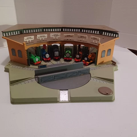 ERTL Thomas & Friends Turntable Playset Vintage 1992 w/Six Train Engines Diecast Cover