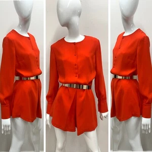 NUEVO CON ETIQUETAS BCBGMAXAZRIA Mono Corto Rojo-Naranja Mangas Largas Con Botones Plisados - Imagen 1 de 9