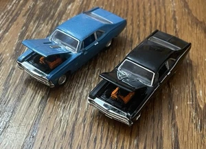 ERTL Lote de 2 LeMans Azul, Negro 1969 Chevy Nova American Muscle 1/64, Capucha Abierta - Imagen 1 de 8