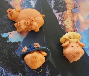 Juego de 3 imanes de refrigerador de arcilla cerdos cerdos con sombreros mamá lechones - Imagen 1 de 13