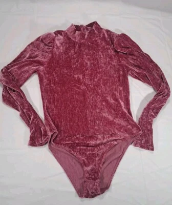 Body de terciopelo rosa para mujer H&M manga larga cuello alto grande acanalado manga perca Foto 1 de 4