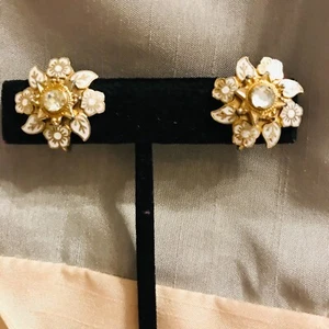 HERMOSOS PENDIENTES VINTAGE DE FLORES DAMASCENAS ATORNILLADAS - Imagen 1 de 3