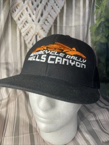 Cappellino da baseball nero Hells Canyon moto rally Flat Bill 7 1/4-7 5/8 Flexfit - Foto 1 di 7