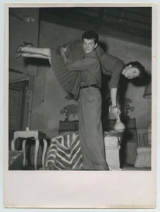 Théâtre. Serge Reggiani et Marthe Mercadier aux Bouffes Parisiens. 1953. - Picture 1 of 2