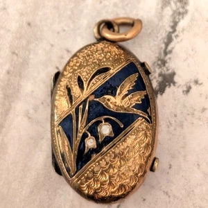 Medallón Victoriano Esmalte Tono Dorado con Pájaro y Diseños - Imagen 1 de 8