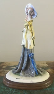 Emilio E Tezza 1970er italienische Skulptur #136 Mädchen & blauer Regenschirm 5 x 4 Holzsockel - Bild 1 von 12