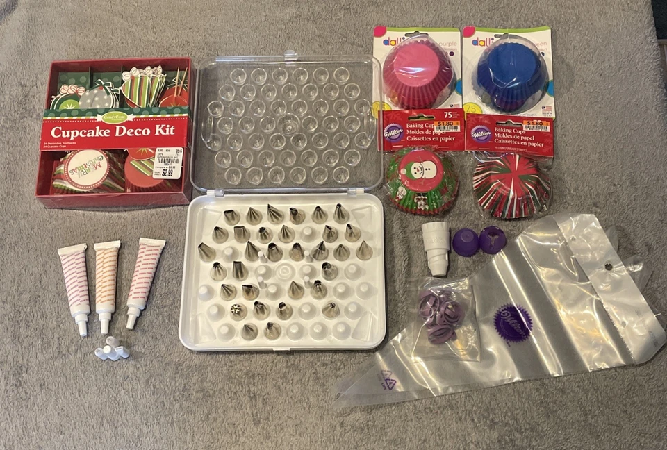 ENORME LOTE Wilton Puntas de Tubería Glaseado Pastel Decoración Herramientas Panadería 33 Piezas + Más Foto 1 de 4