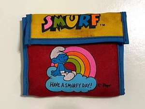 Portafoglio Puffo Nylon Trifold Gancio e Passante 1982 "Have A Puffy Day!" - Foto 1 di 5