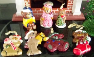 WEIHNACHTSBAUM - 7 KERAMIKORNAMENTE - HANDBEMALTE TEDDYBÄREN - Bild 1 von 4