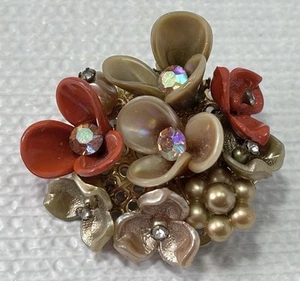 Vintage flower brooch Pin 1950s plastic rhinestone & metal findings floral - Picture 1 of 12
