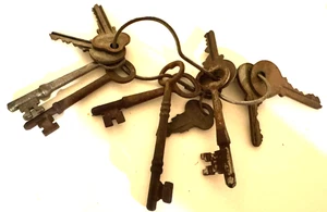 11 Lot Vintage Antique with 5 Skeleton Keys with loop key ring - Picture 1 of 5