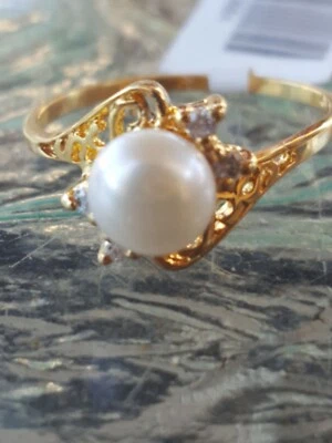 Anillo de perlas blancas y diamantes de oro amarillo macizo de 10 quilates  Foto 1 de 4