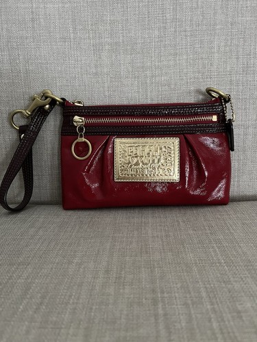 Borsa pochette Coach Poppy in pelle verniciata rossa e bordeaux plissettata da polso