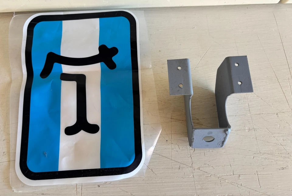 DETOMASO PANTERA 71-74 REPUESTOS: SOPORTE BLOQUEO GUANTERA (NOS) Foto 1 de 1