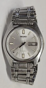 Orologio Uomo Vintage Seiko Automatico 17-Jewel Tono Argento Data Giorno 7009-8049 Funzionante - Foto 1 di 5