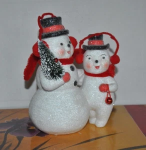 NUEVO MEDIO OESTE Par De Colección Look Dapper Muñecos de Nieve Cerdas Árbol Rojo Orejeras Manguitos Bufanda 6.5 - Imagen 1 de 3