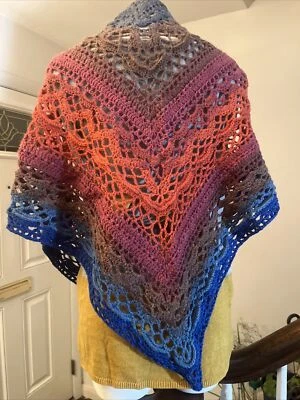 Nueva bufanda triangular acrílica hecha a mano tejida en colores arco iris. Foto 1 de 4