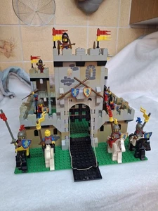 LEGO Castle 6080 King's Castle with Jousting Knights, Horses, Guards and Archers - Picture 1 of 10