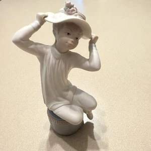 Lladro Girl With Hat Bonnet Sitting on Stool Matte finish 8" Tall Retired Vtg - Picture 1 of 11