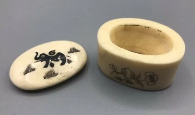 Китайская резная табакерка из бычьей кости, дизайн слона. - Изображение 1 из 4