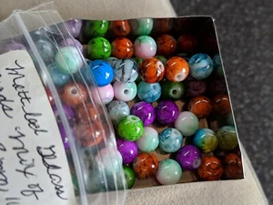 Cuentas de vidrio opaco moteadas aproximadamente 50 piezas 8 mm redondas múltiples - Imagen 1 de 1