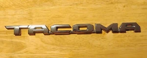 2016-2020 Toyota Tacoma Door Emblem Left Side 75428-04010 OEM - Foto 1 di 5