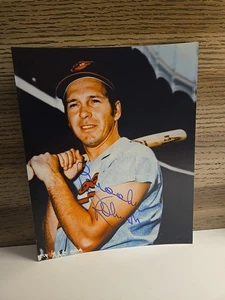 BROOKS ROBINSON SIGNED 8 X 10 PHOTO - BALTIMORE ORIOLES HOF - COA 🔥🔥🔥 - Picture 1 of 3