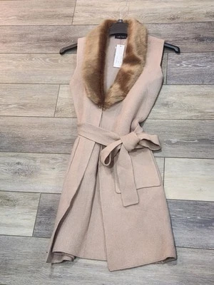 Suéter Love Token bege pele sintética aberto sem mangas com cinto tamanho pequeno - Imagem 1 de 4