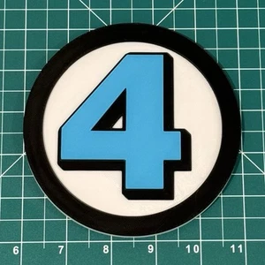 Fantastic Four Retro 1970 Impreso en 3D Emblema Montaje en Pared Estante Exhibición Logo Marvel - Imagen 1 de 2