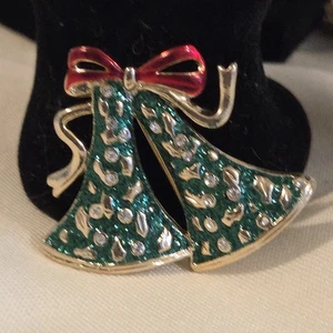 Vtg Green Enamel Bells & Red Bow Christmas Holiday Gold Tone Brooch Pin - Picture 1 of 14