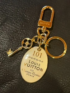 LOUIS VUITTON LV Schlüsselanhänger Etui Kette Taschenanhänger AUTH Champs Elysees Paris GP - Bild 1 von 19
