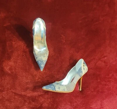 Zapatos de salón Guess (talla 6) denim cambray sin cordones tela con monograma tacones de aguja Foto 1 de 4