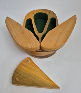 Caja de baratijas de madera vintage tres compartimentos forrada tapa oscilante almacenamiento de joyas - Imagen 1 de 18