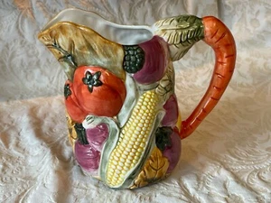Lillian Vernon 7" Pitcher VEGETABLES Carrot Handle Sculpted 56 oz - Bild 1 von 6