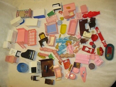 GRAN LOTE DE MUEBLES VINTAGE PARA CASA DE MUÑECAS BAÑERA, INODOROS, SILLAS, COCHECITOS, CAMAS, MUÑECAS Foto 1 de 4
