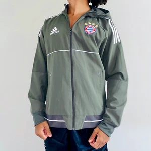 Muy Raro adidas FC Bayern Chaqueta Nailon Verde Glanz Sedoso Mediano - Imagen 1 de 8