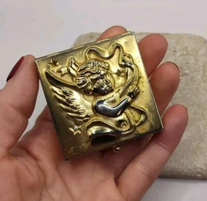 Vintage Avon Cherub Angel Gold Tone Pill Box - Foto 1 di 9