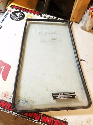 SUZUKI SIDEKICK GEO TRACKER 4 DOOR MODEL - REAR DOOR 1/4 GLASS PASSENGER SIDE - Image 1 of 2