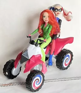 DC Super Hero Mädchen Harley Quinn & Poison Ivy Puppen ATV Quad Fahrrad Set Lot - Bild 1 von 9
