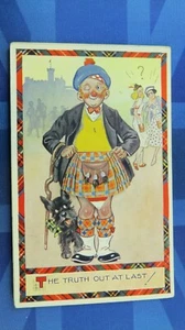 Novelty Comic Postcard 1930's Scotsman Kilt Scottish Terrier LIFT KILT Bloomers - Imagen 1 de 3