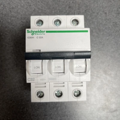 Schneider 32 AMP C Type C32 32A TRIPLE POLE MCB CIRCUIT BREAKER iC60HC A9F54332 - Image 1 of 4