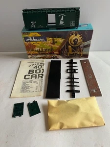 ATHEARN - HO Scale - North Stratford Railroad - NSRC 493 - 40' Box Car Kit! - Bild 1 von 9