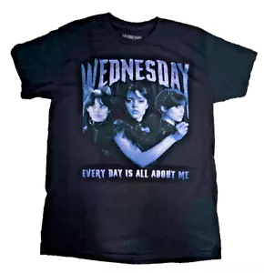 Wednesday Addams Jenna Ortega Every Day Is About Me Family RARO mediano NUEVO - Imagen 1 de 2