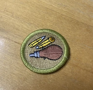 PFADFINDER GEWEHR SCHIESSEN VERDIENSTABZEICHEN TYP L "SEIT 1910" RÜCKSEITE NEU - Bild 1 von 2