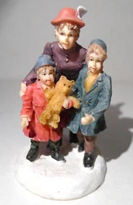 Grandeur Noel Victorian Village Hug Bild Mama Kinder Teddybär 2002 - Bild 1 von 6