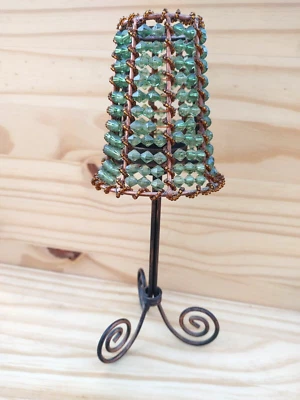 Votive 蜡烛架金属卷曲螺旋腿绿色和琥珀珠灯罩 10 — 第 1/4 张图片